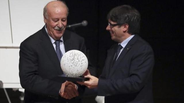 Puigdemont entrega a Vicente del Bosque el premio Blanquerna.