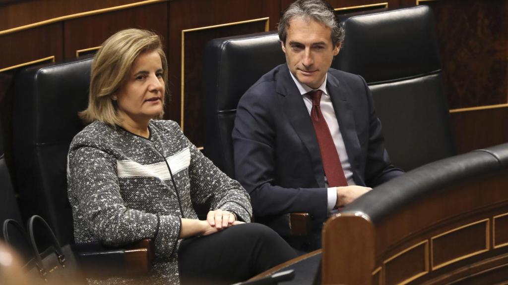 La ministra de Empleo, Fátima Báñez, y el ministro de Fomento, Íñigo de la Serna, el jueves en el Congreso.