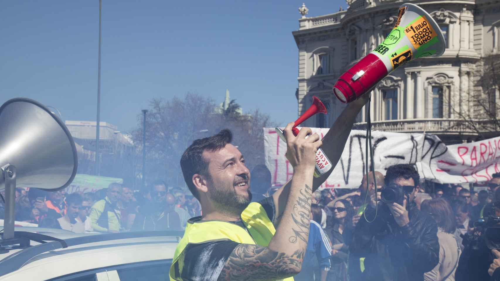 Los taxistas salen a las calles de Madrid para exigir al Ayuntamiento que frene a Uber y Cabify