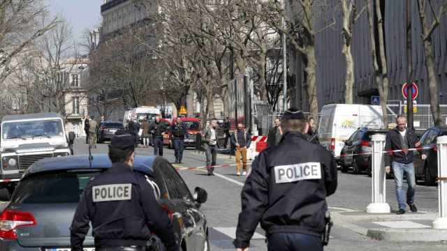 La Policía acordona la sede del FMI en París.