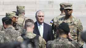 Rex Tillerson con las tropas desplegadas en Corea del Sur