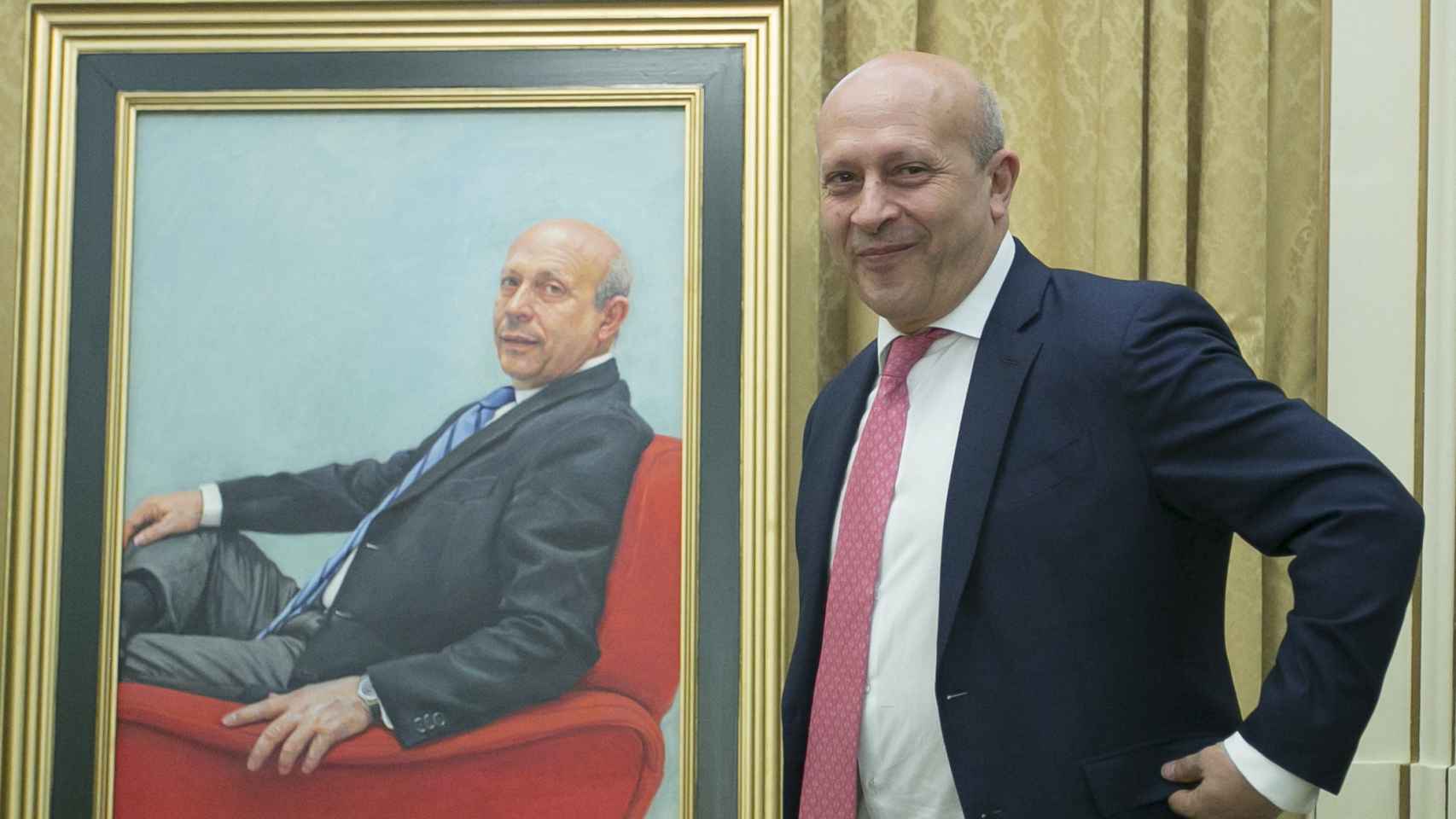 El ex ministro Wert posa ante su retrato, el martes en Madrid