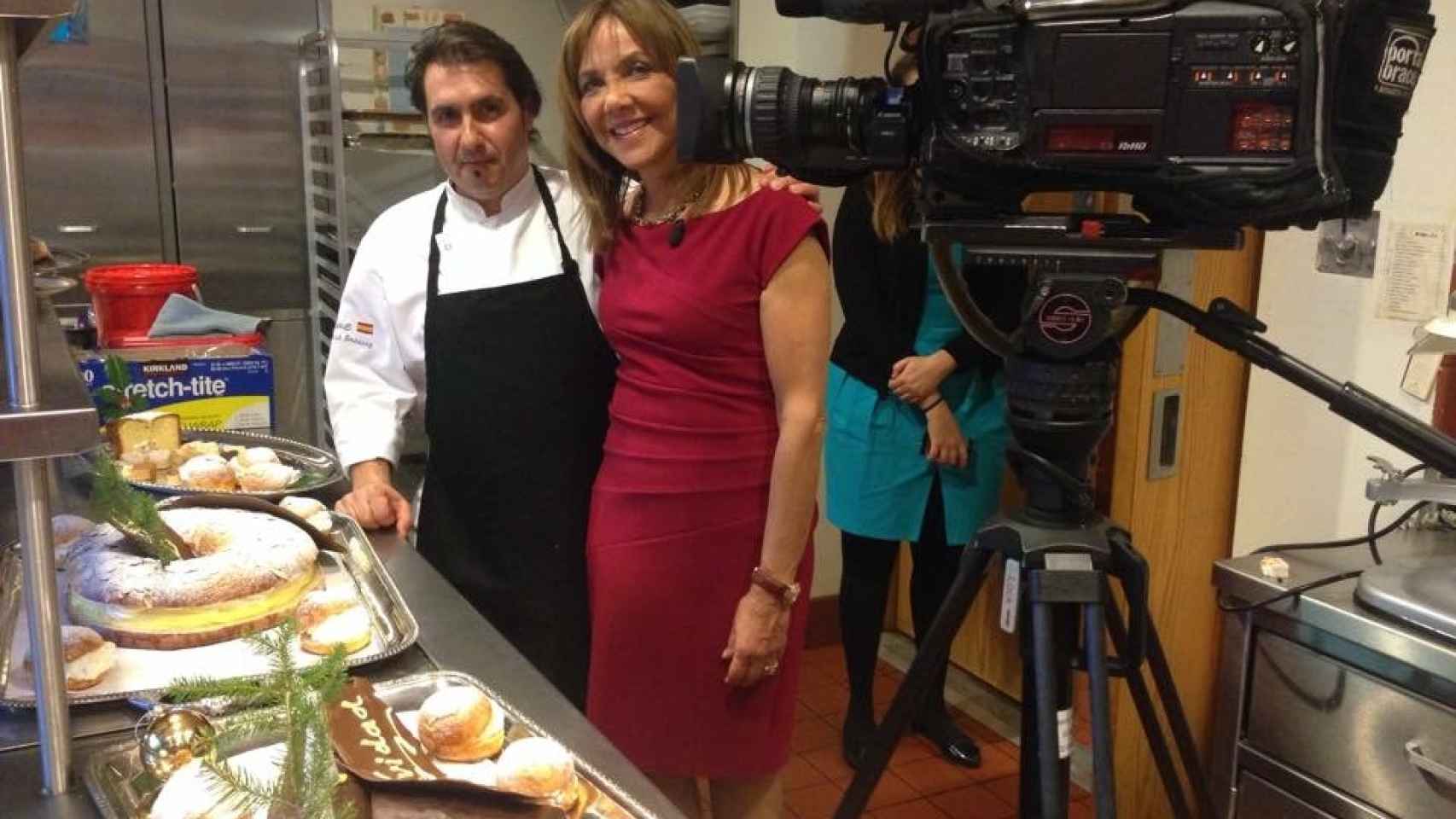 El chef despedido junto a una presentadora amaricana en la cocina de la embajada.