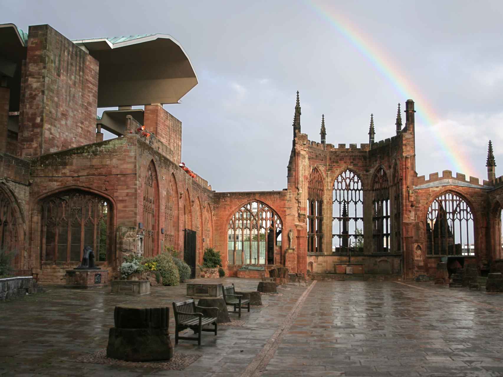 La nueva catedral de Coventry se erige junto a los restos de la antigua, bombardeada por los nazis.