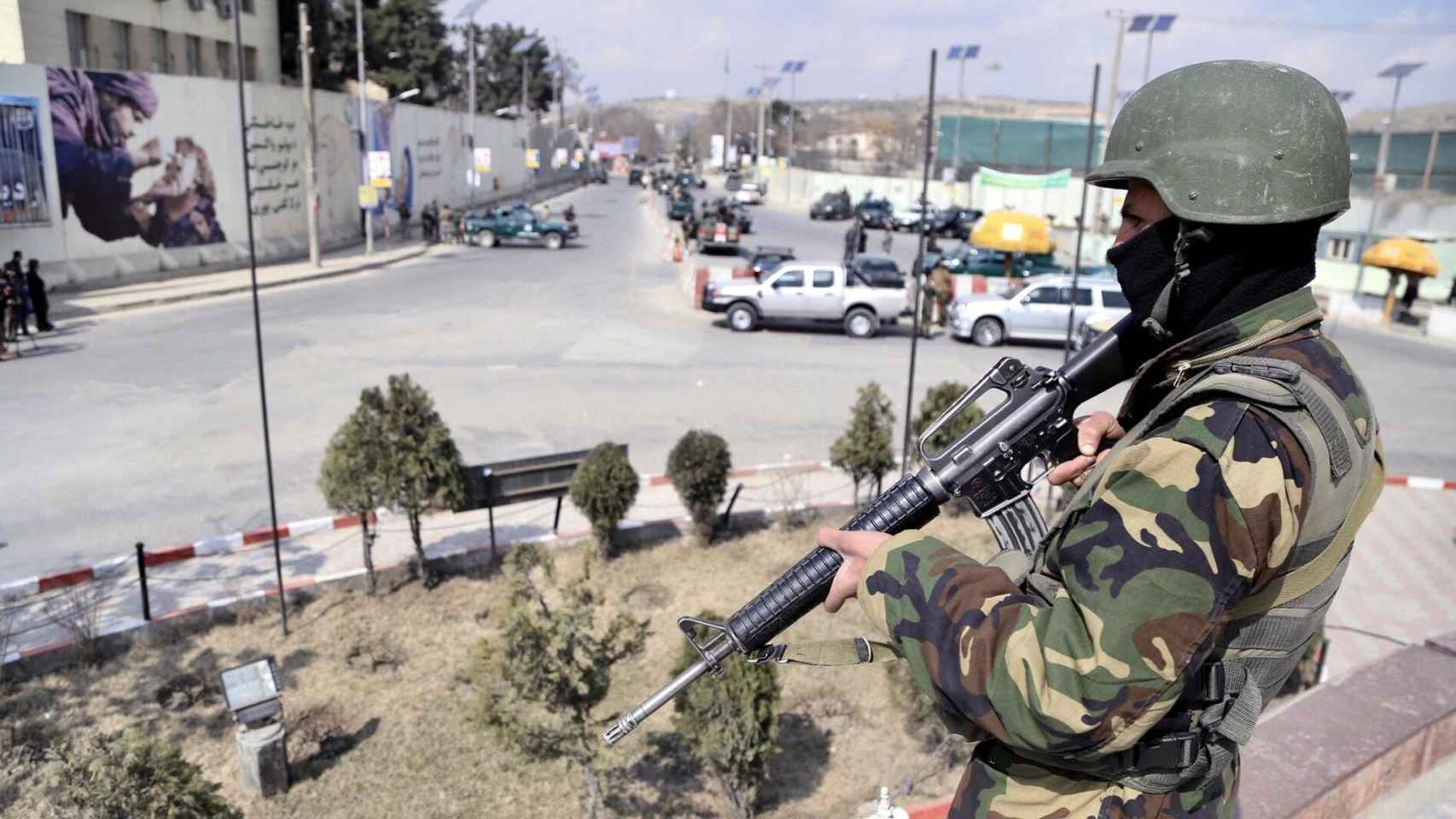 Un miembro de las Fuerzas de Seguridad de Afganistán vigila en las inmediaciones del hospital de Sardar Daud Khan, en Kabul.