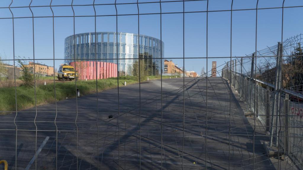 El edificio circular es la arena circense.