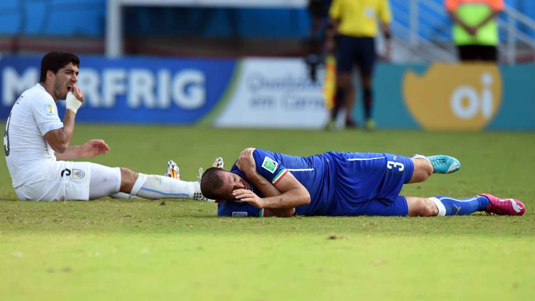 Suárez y Chiellini, tras el célebre mordisco del Mundial 2014.