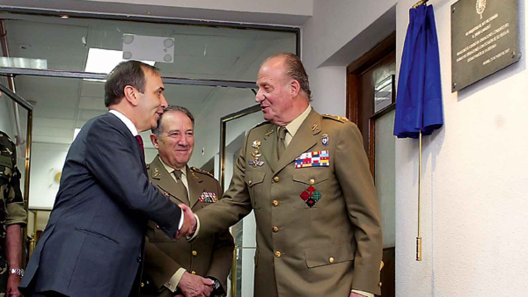 el rey Juan Carlos, durante una visita al CNI. Le saluda el que entonces era ministro de Defensa, José Antonio Alonso, ante el director de la casa.