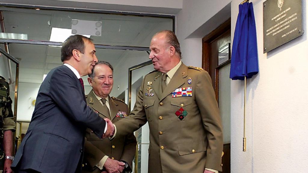 el rey Juan Carlos, durante una visita al CNI. Le saluda el que entonces era ministro de Defensa, José Antonio Alonso, ante el director de la casa.