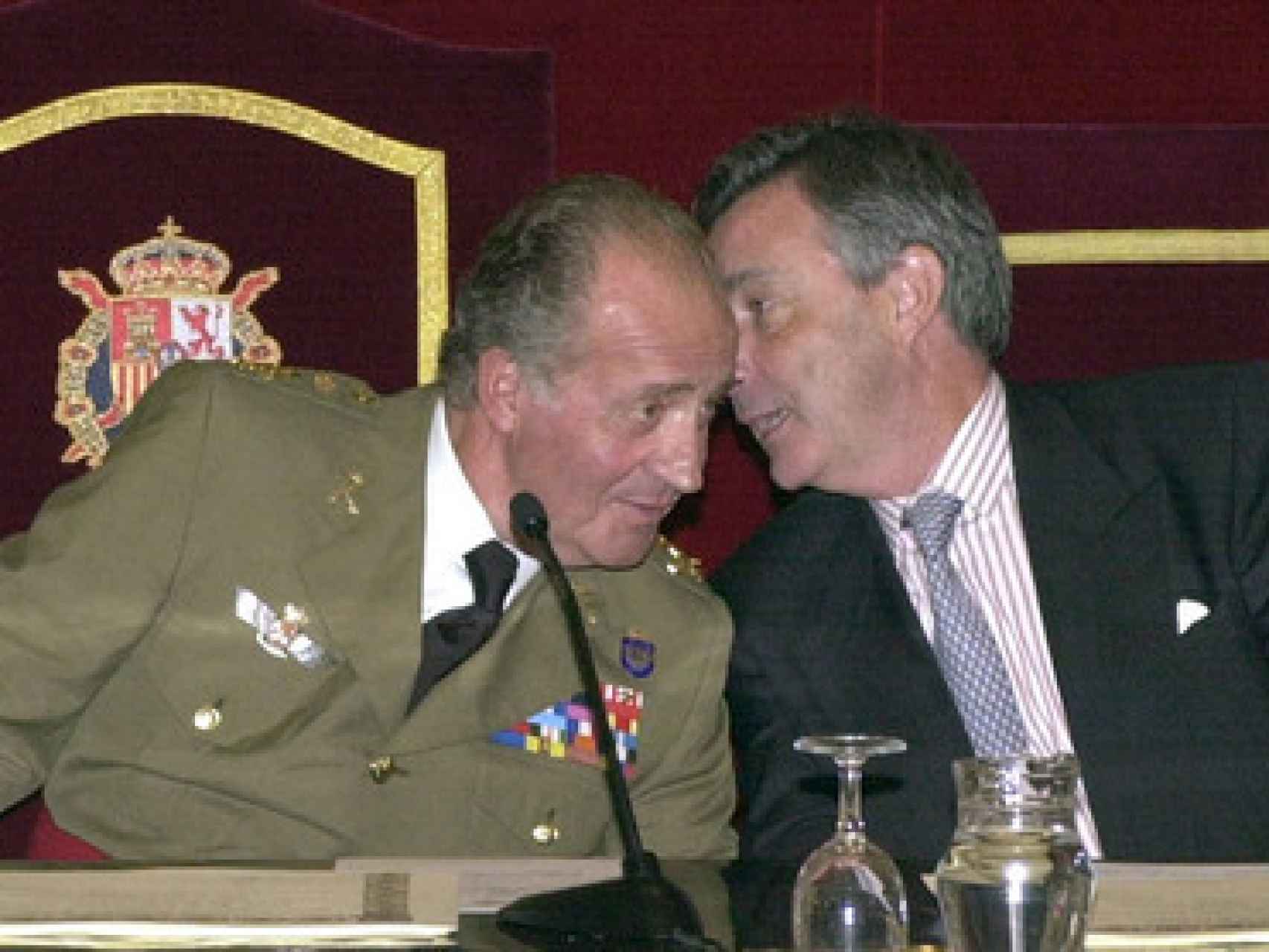 El rey Juan Carlos escuchando a Jorge Dezcállar cuando este era jefe del CNI.