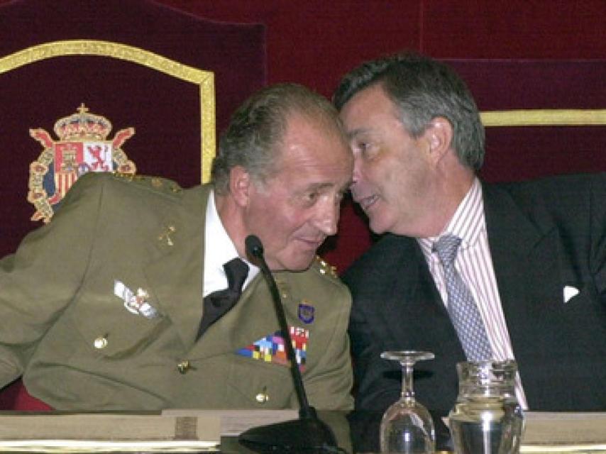 El rey Juan Carlos escuchando a Jorge Dezcállar cuando este era jefe del CNI.