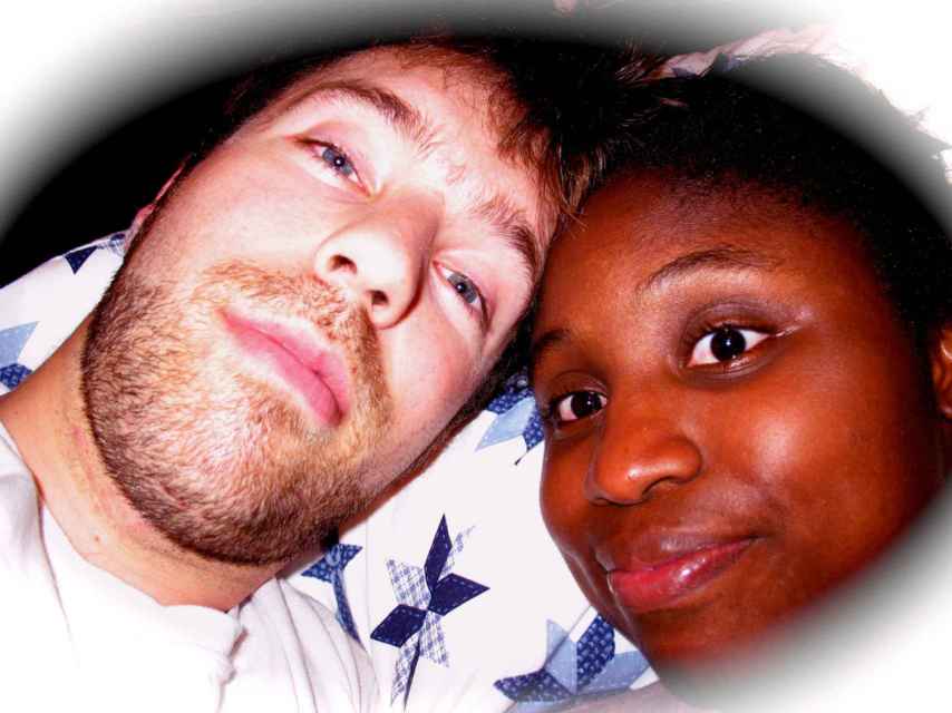 Una pareja interracial.