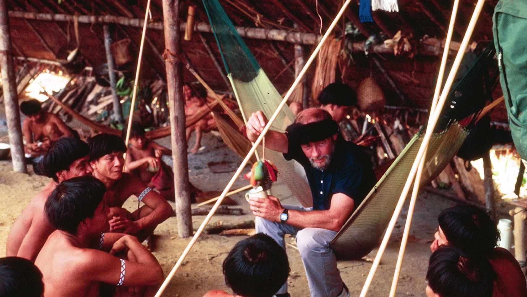 Napoleon Chagnon enseña a los yanomamö.
