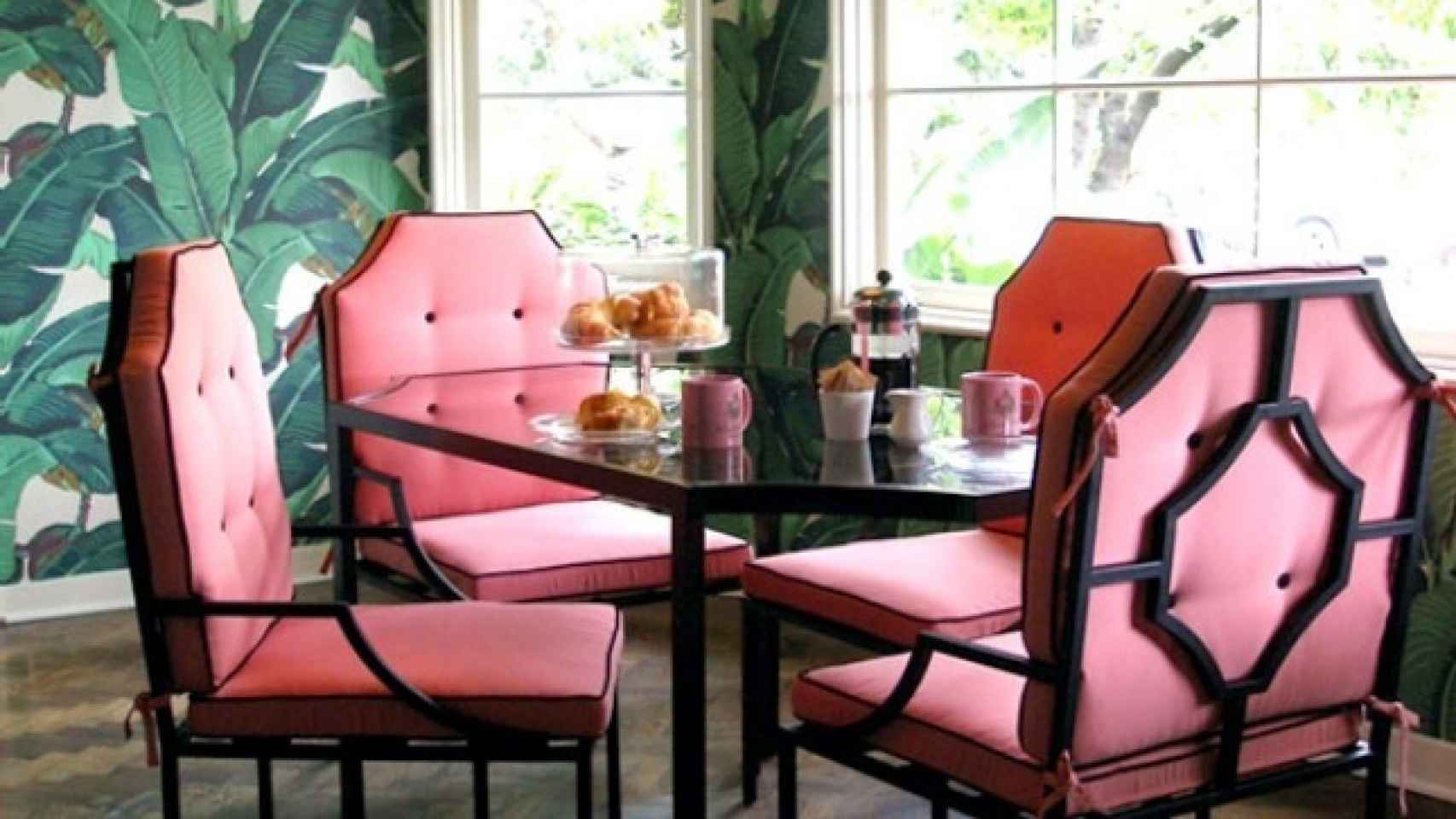 Un salón tropical que combina el rosa chicle con el verde. | Foto: Turquoise Chic.