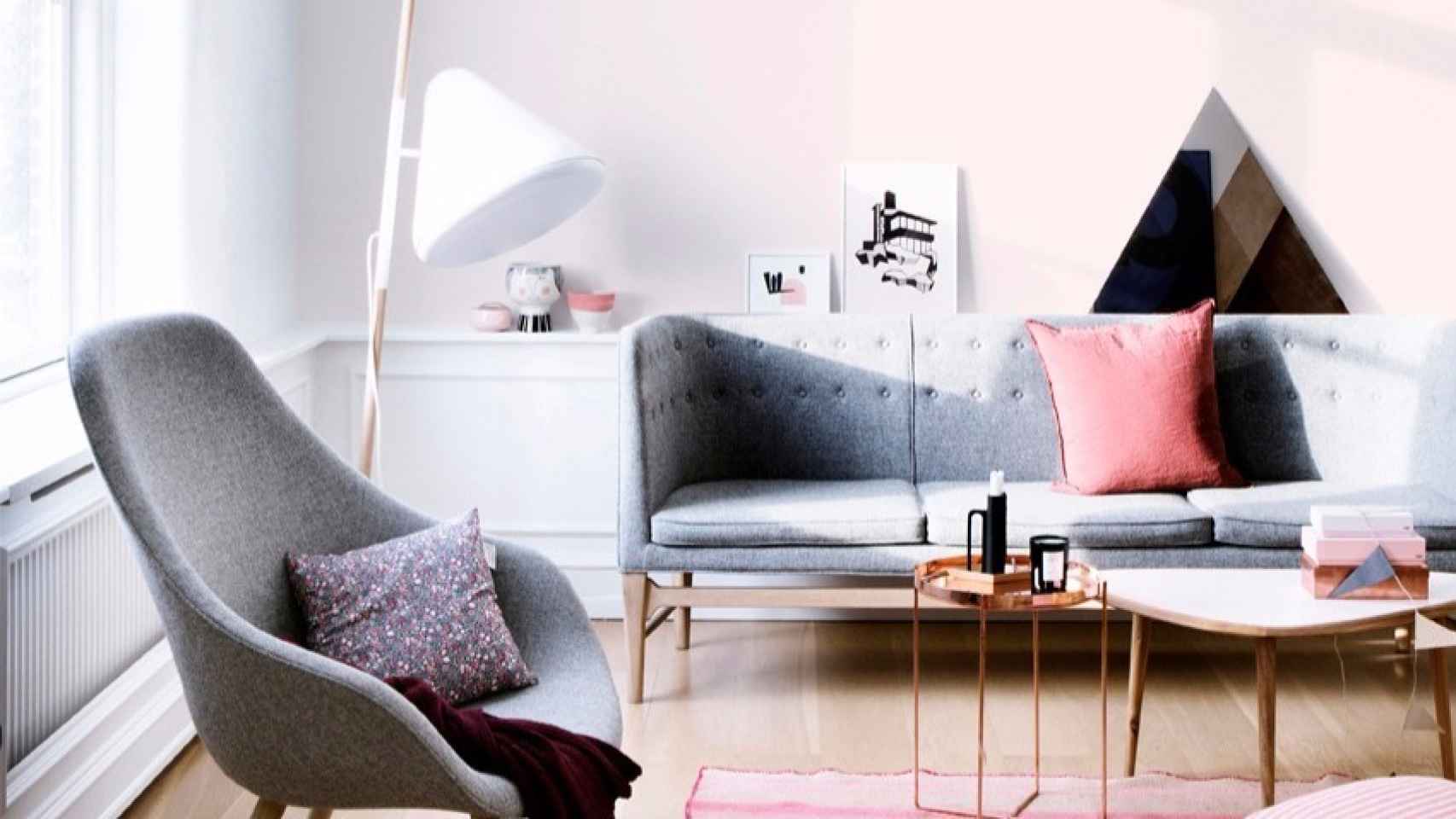 Luminosidad y frescura en un salón que combina blanco, gris y rosa. | Foto: Jelanie Shop.