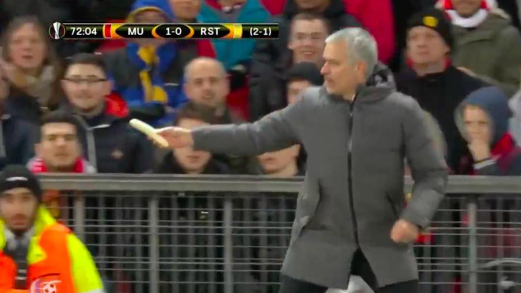 Mourinho da un platano a Rojo