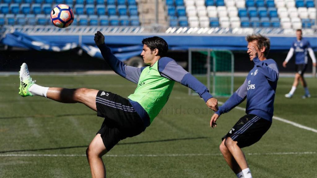Álvaro Morata lanzando el balón con Coentrao a su espalda
