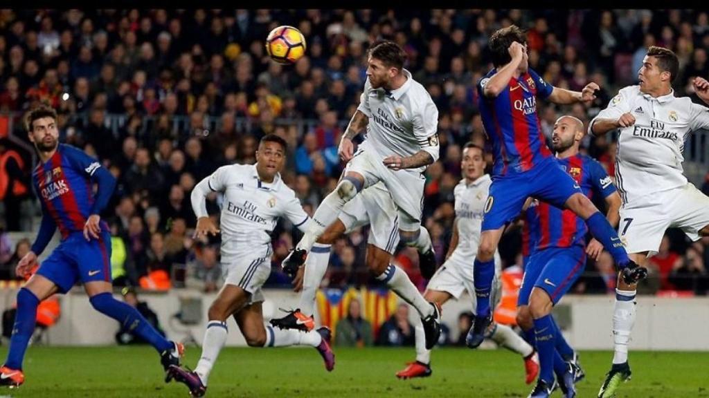 Ramos marcando al Barcelona