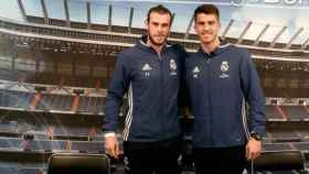 Bale y Yáñez tras firmar autógrafos en Bilbao