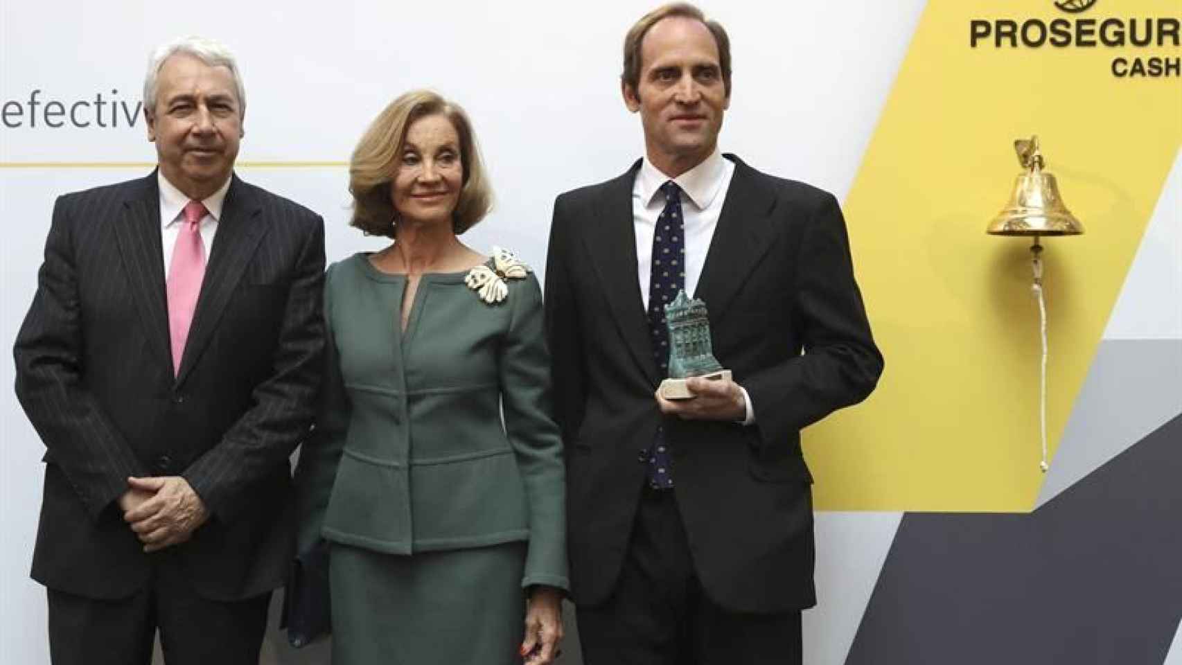 La presidenta de Prosegur, Helena Revoredo, junto a su hijo Christian Gut, a la derecha, y el presidente de BME, Antonio Zoido.