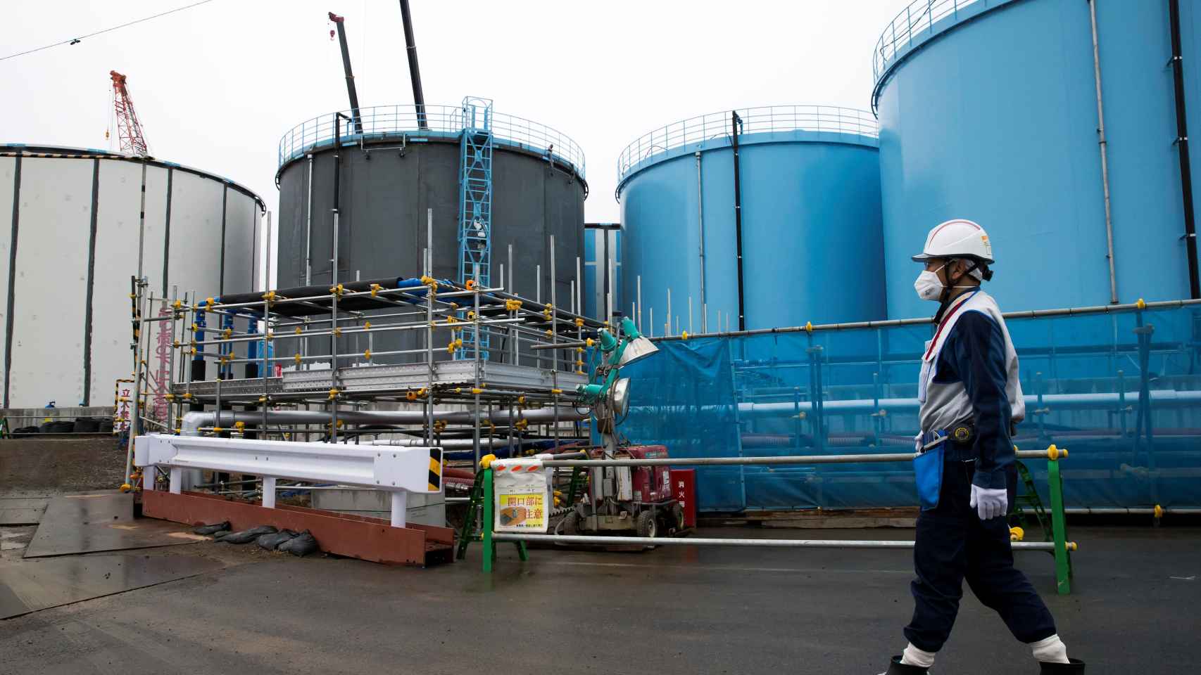 Un empleado de TEPCO en la planya de Fukushima