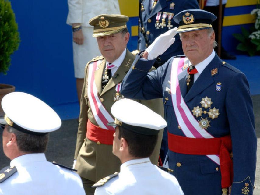 Félix San Roldán, al lado del rey emérito en un desfile.