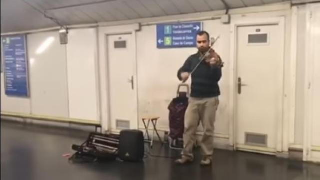 Simón Rondón interpretando 'Despacito' en la estación de Gran Vía del Metro de Madrid.