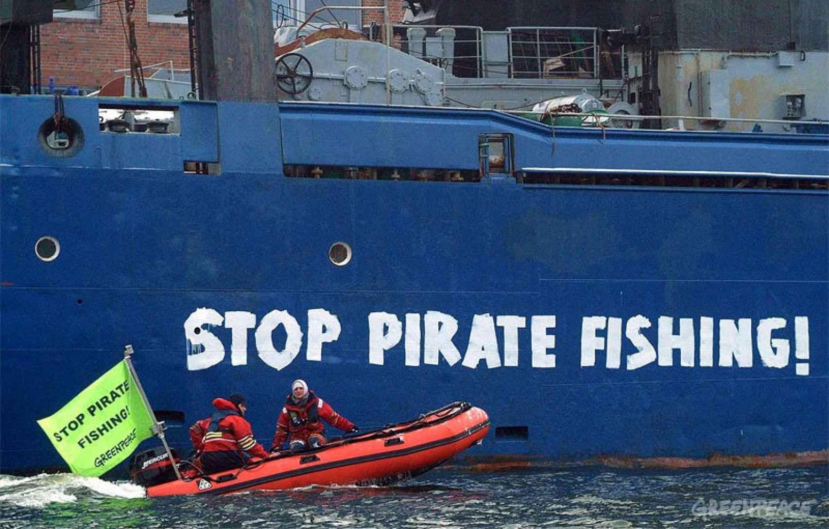 Acción de Greenpeace contra la pesca ilegal en aguas de la Antártida.