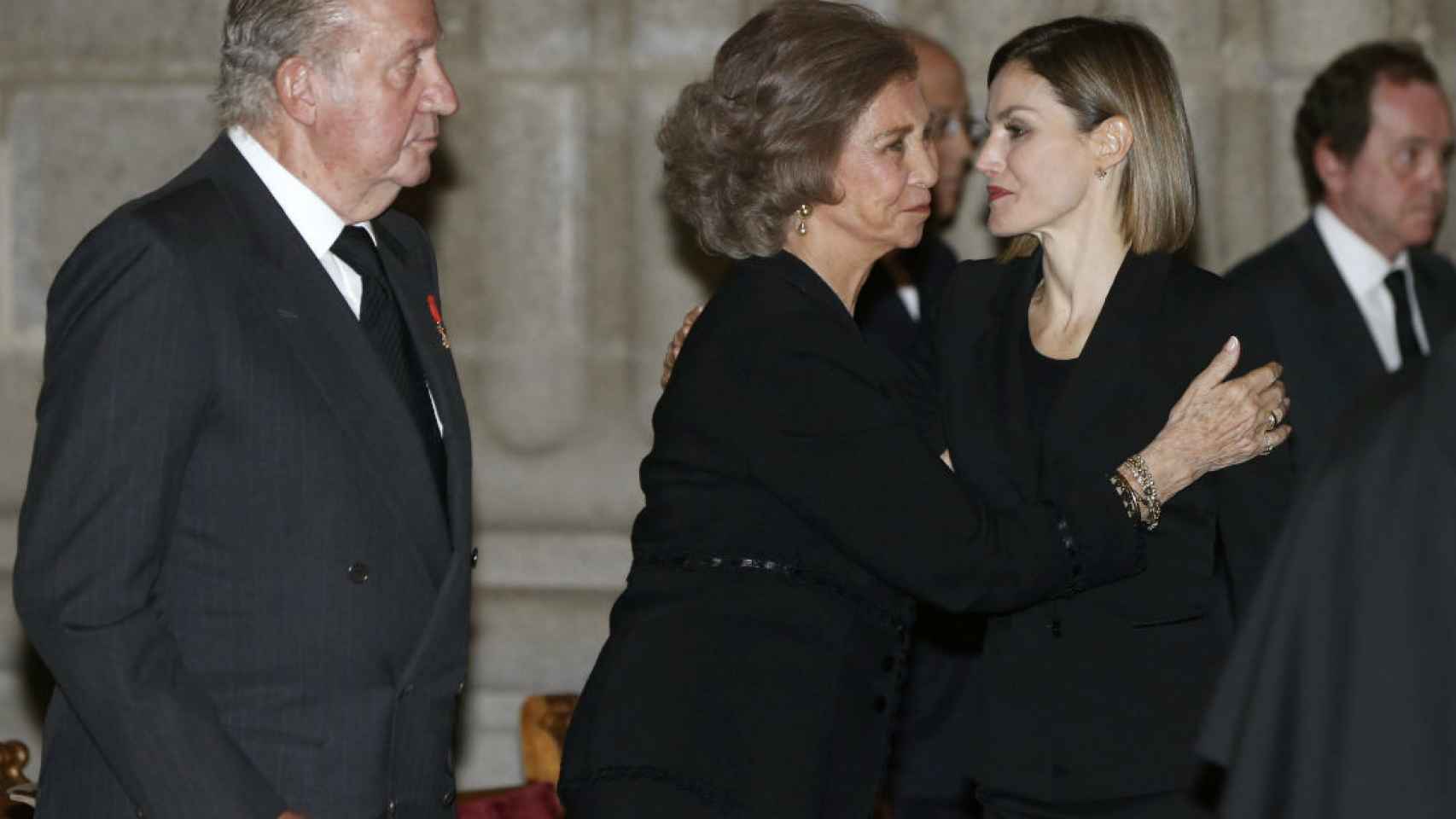 Letizia saluda a la reina Sofía, con Juan Carlos I al fondo.