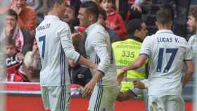 Casemiro festeja su gol con Cristiano Ronaldo.