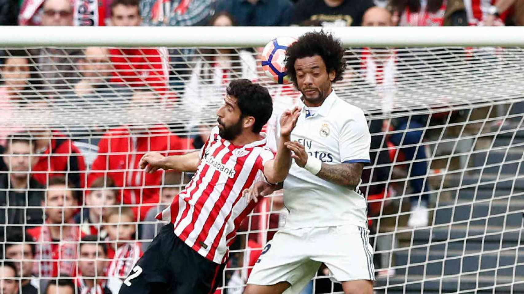 Marcelo tocando el balón con la cabeza