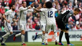 Bale, Marcelo y Nacho felicitan a Benzema tras su gol