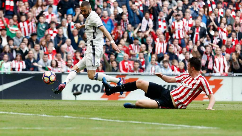 Benzema a punto de marcar el gol