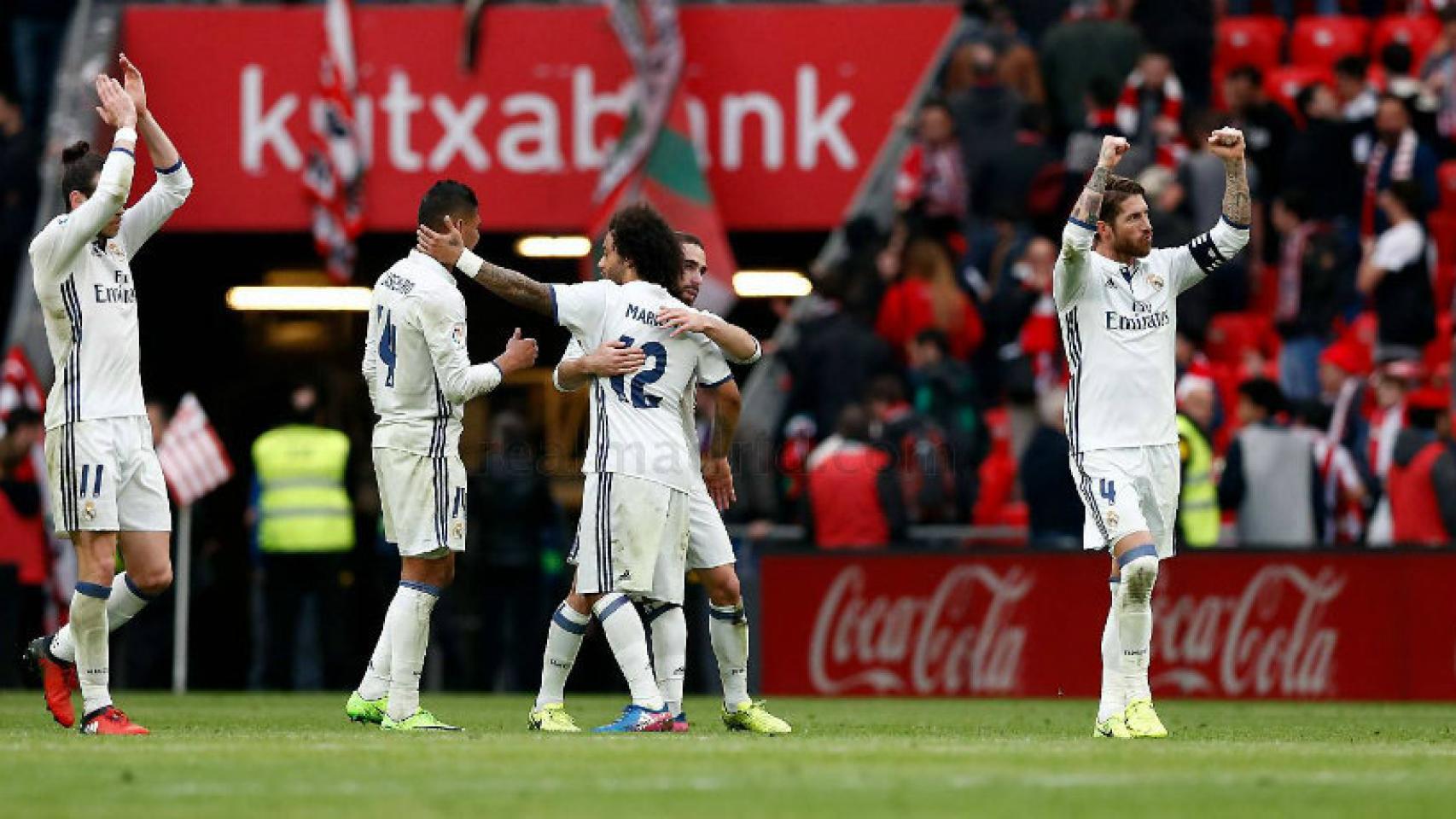 Los jugadores del Real Madrid celebran la victoria del equipo en San Mamés