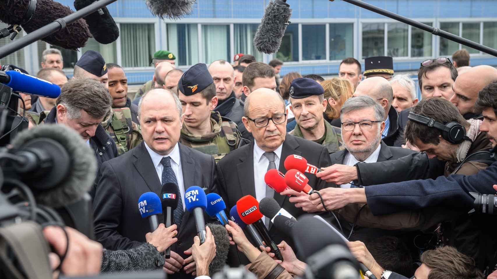 Bruno Le Roux, a la izquierda, durante la conferencia de prensa en el aeropuerto de Orly