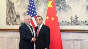 El ministro de Exteriores chino, Wang Yi, junto al secretario de Estado norteamericano Rex Tillerson.