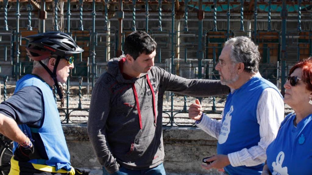 El alcalde de Canfranc (centro), junto a miembros de la marea azul.