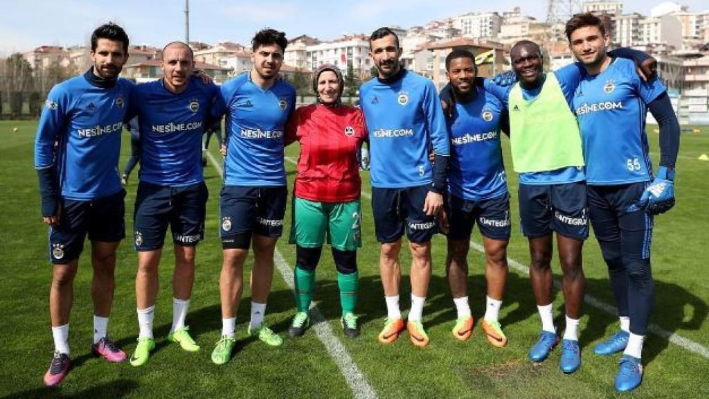 Azize Ay posa para una foto junto a los jugadores del Fenerbahçe.