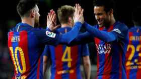 Neymar celebra con Messi un gol.