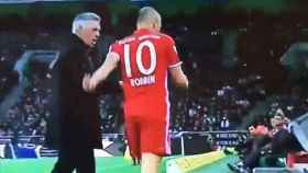 Robben le niega la mano a Ancelotti tras el cambio
