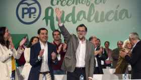Rajoy, junto al líder del PP andaluz Juanma Moreno, en Málaga.