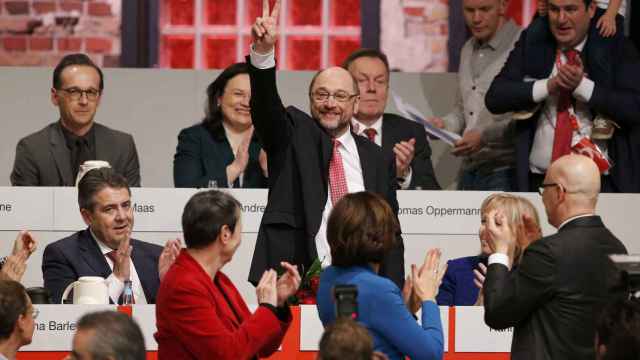 Martin Schulz saluda tras su elección como líder del SPD.