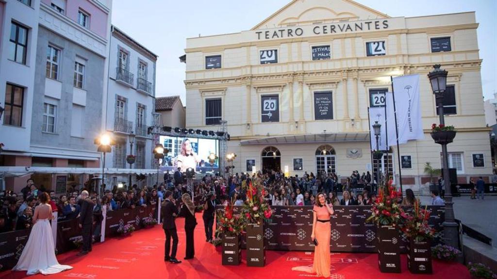 El Teatro Cervantes y su alfombra roja.