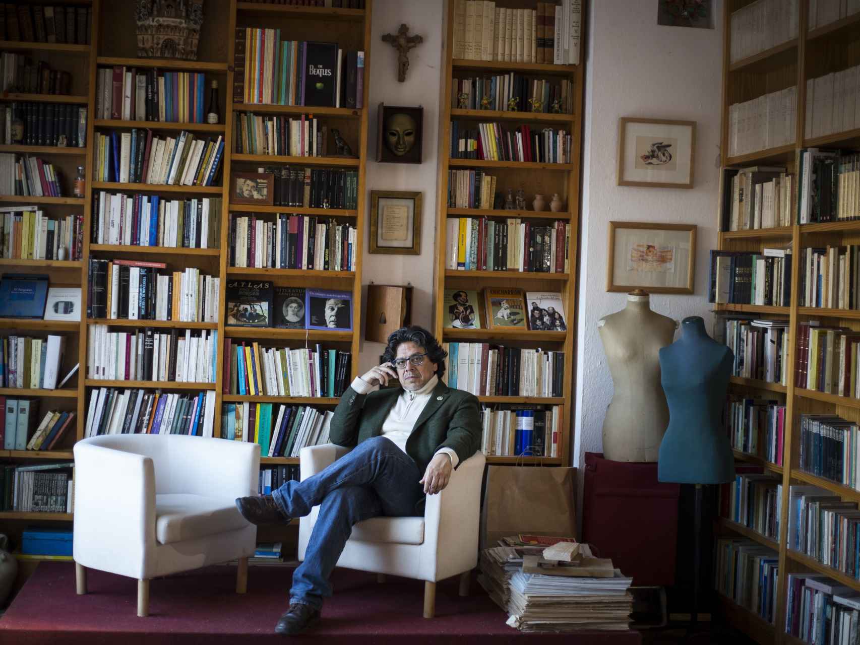 Iwasaki en la biblioteca de su casa, en un pueblo a las afueras de Sevilla.