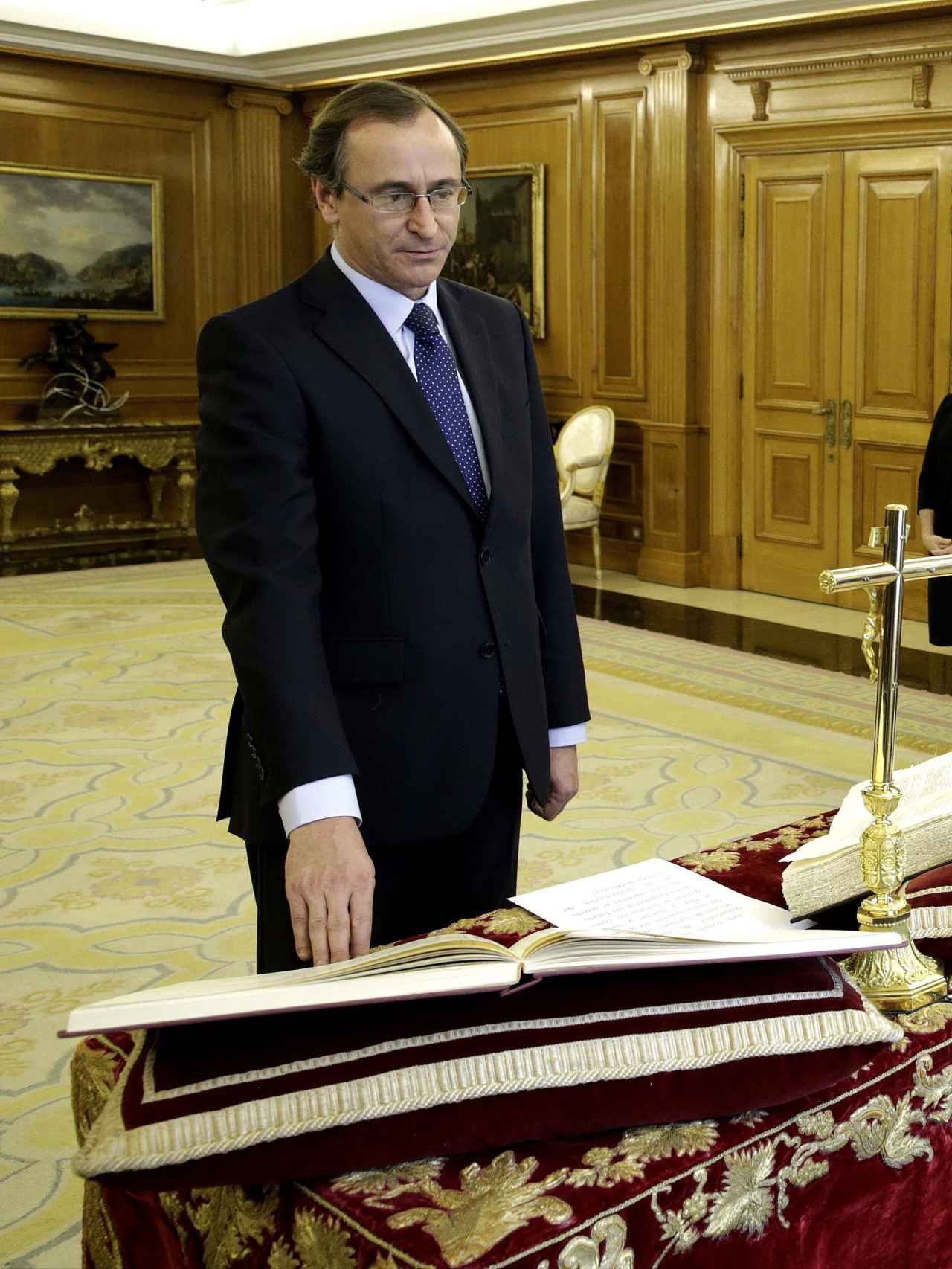 Alfonso Alonso jurando su cargo como ministro de Sanidad.