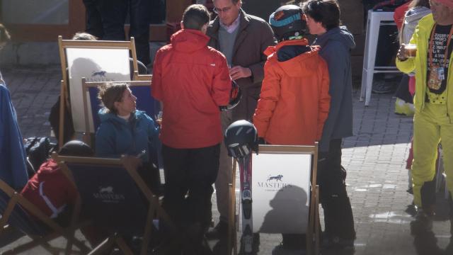 Alfonso Alonso en Baqueira con su mujer y sus hijos.