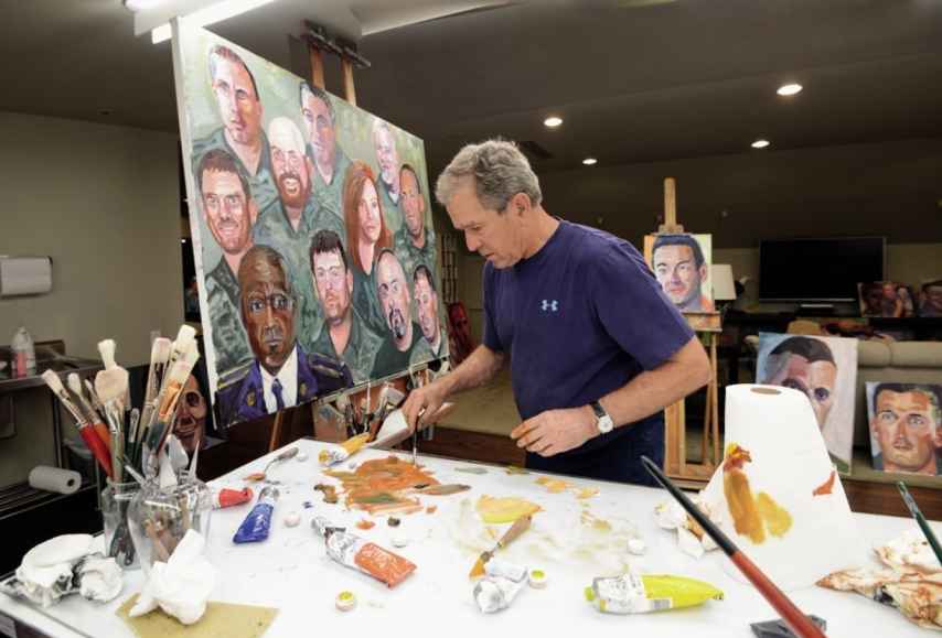 George W. Bush, con las manos en el óleo.
