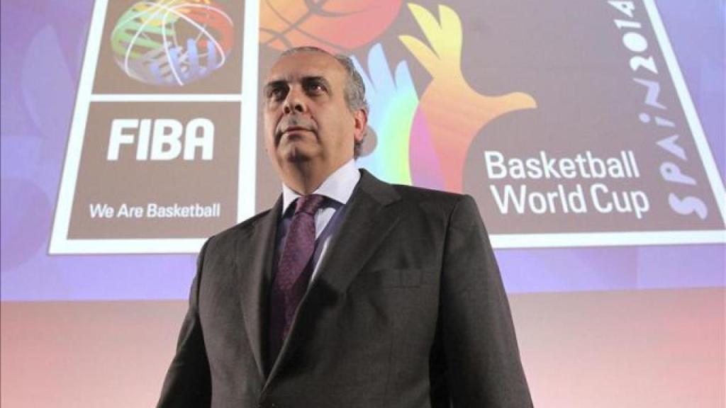 José Luis Sáez, durante una reunión en la FIBA.