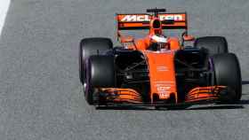 El McLaren naranja rueda en Barcelona.