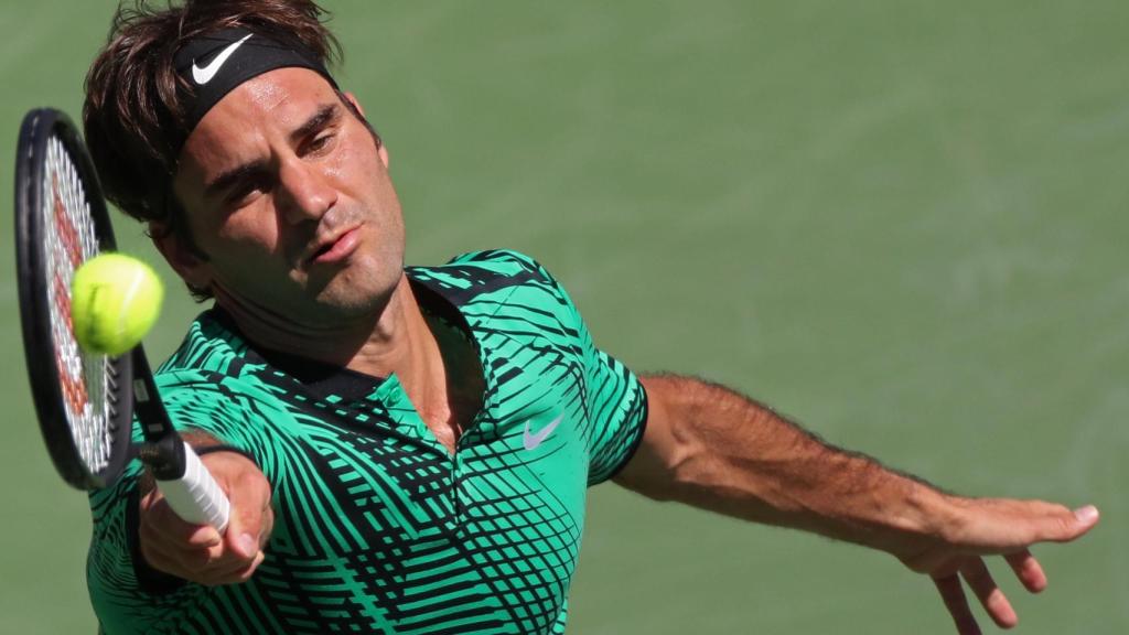 El suizo volea en la final de Indian Wells ante Wawrinka.